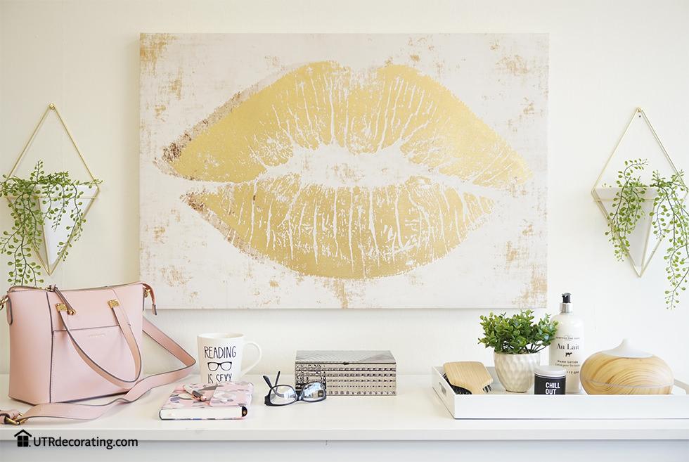 Sparkly Lips add Va-Va-Voom to this Room!